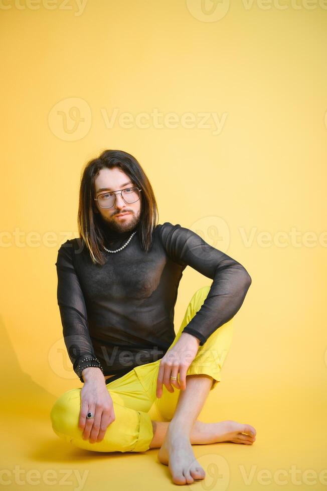 gay uomo su un' colorato sfondo nel il studio. il concetto di il LGBTQ Comunità. uguaglianza. foto