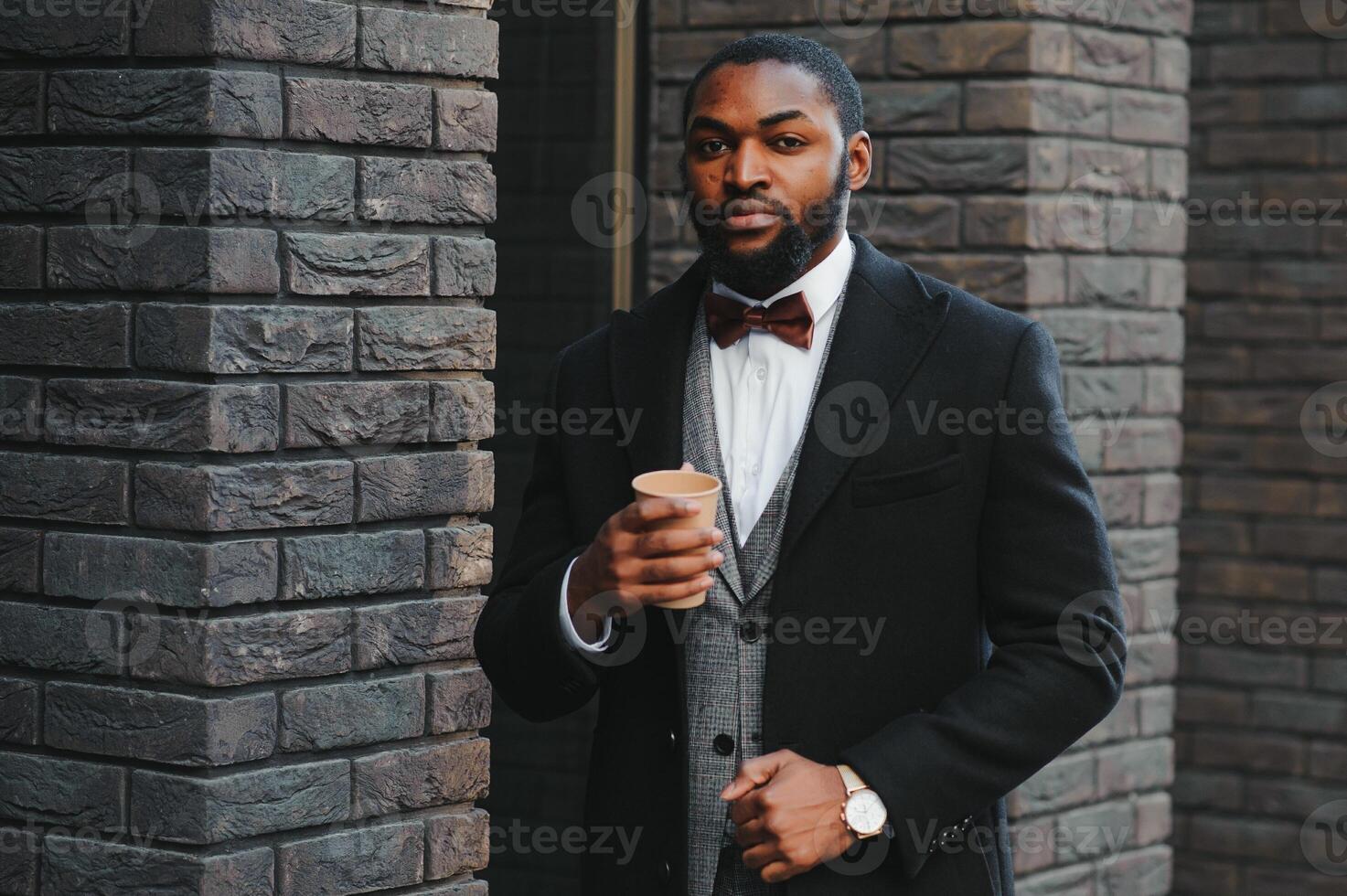 giovane africano americano uomo d'affari potabile prendere lontano caffè a il città. foto