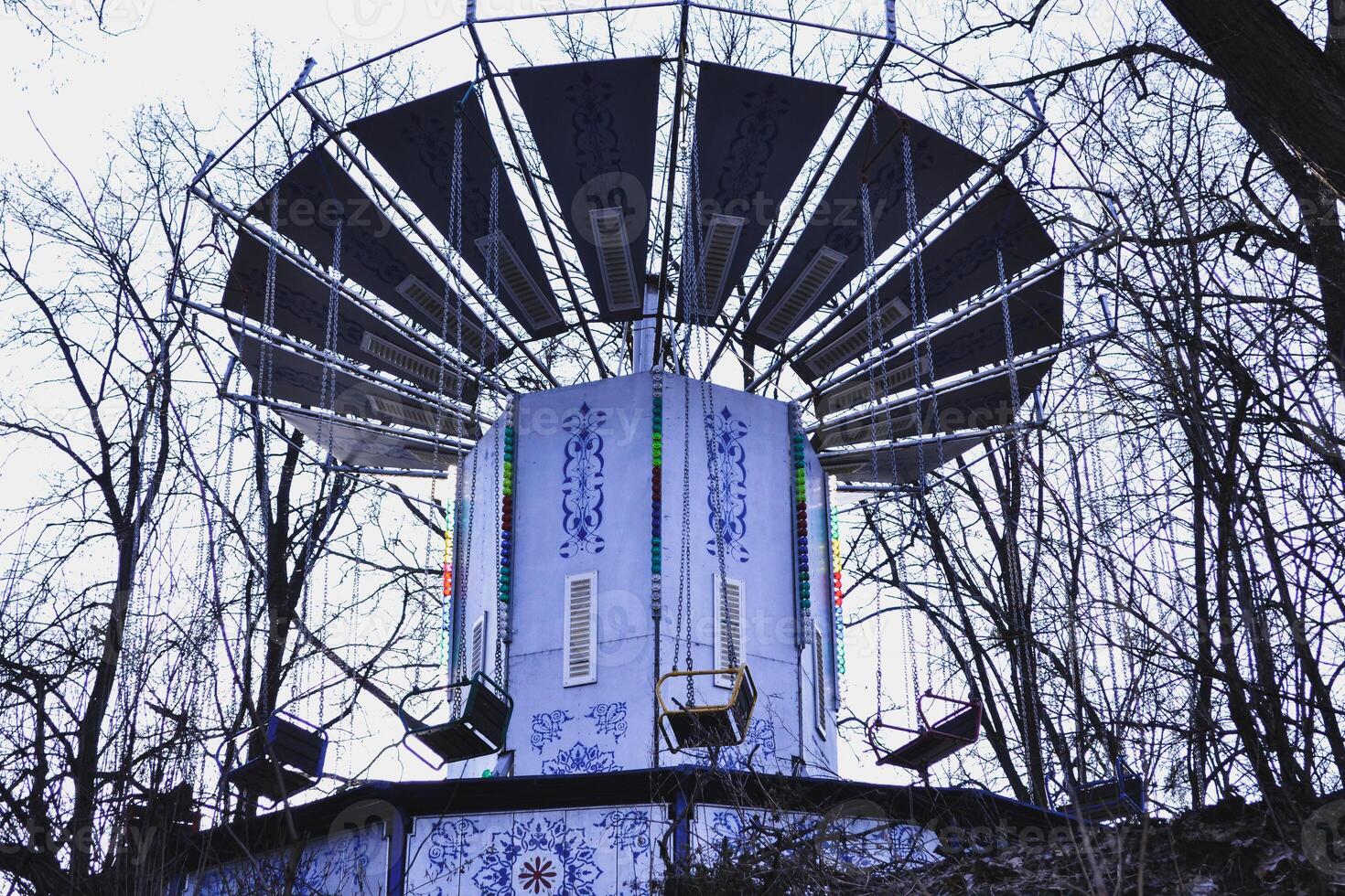 vecchio giostra nel il parco. Vintage ▾ swing a inverno tempo atmosferico. foto