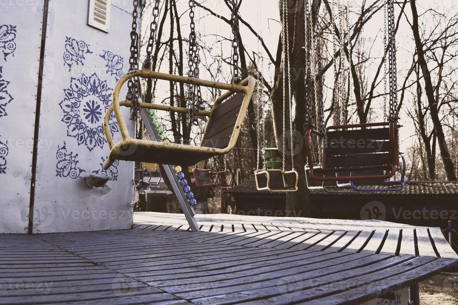 vecchio giostra nel il parco. Vintage ▾ swing a inverno tempo atmosferico. foto