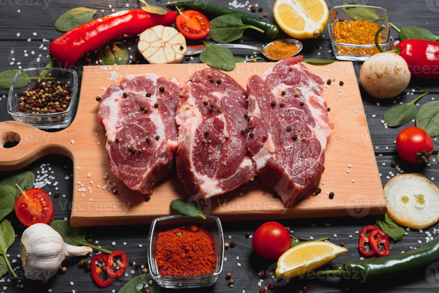 crudo Maiale chop bistecca preparare nel cucina con verdura e spezie per cibo e cucinando concetto foto