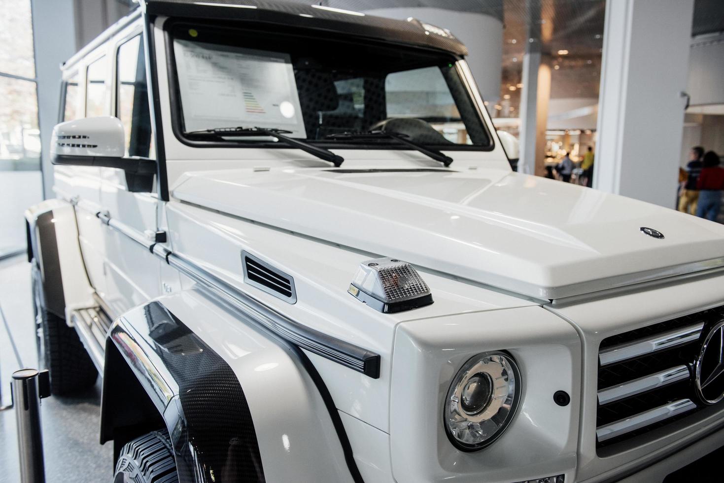 Stoccarda, Germania - 16 ottobre 2018 museo mercedes. jeep sulla mostra parcheggiata al coperto. i visitatori camminano dietro foto