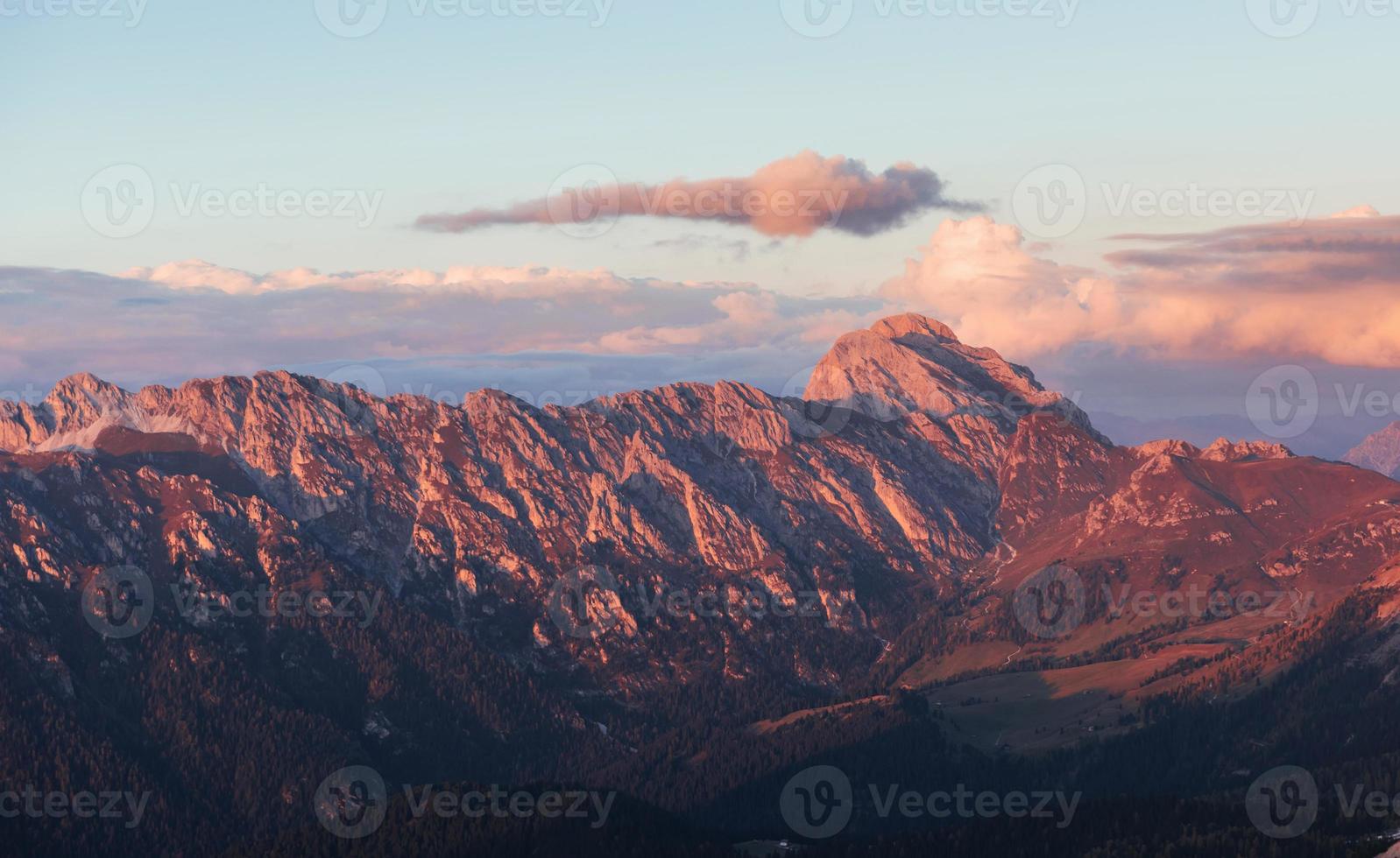 grandi montagne dolomitiche con alberi sotto la luce del sole quotidiana foto