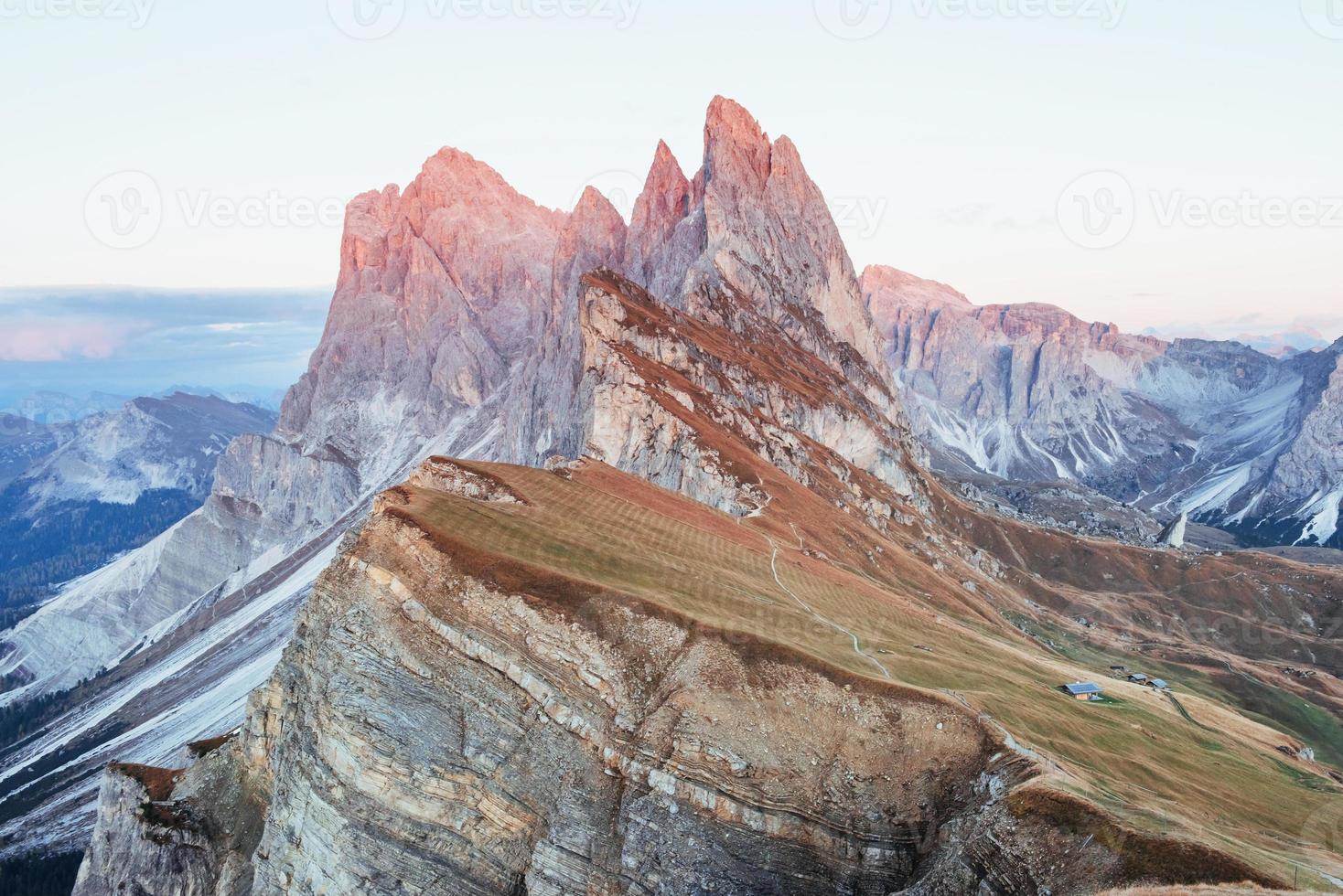 discesa pazzesca. paesaggio di colline e scogliere durante il giorno. piccoli edifici sul lato destro foto