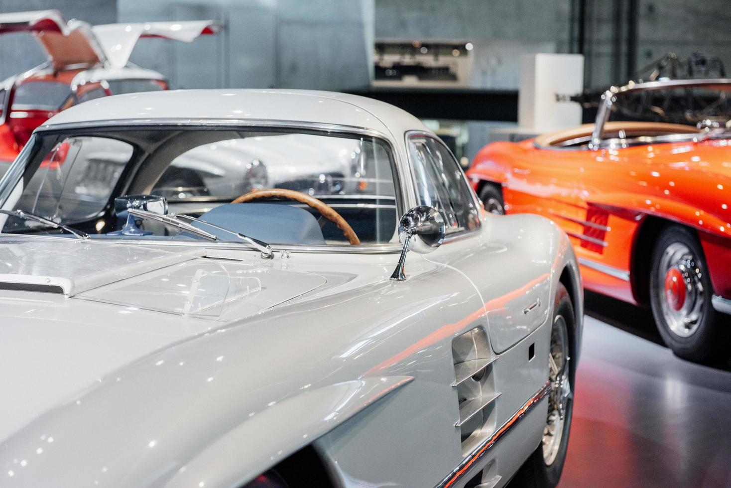 lato sinistro della splendida auto d'epoca bianca lucida con altri veicoli sullo sfondo foto