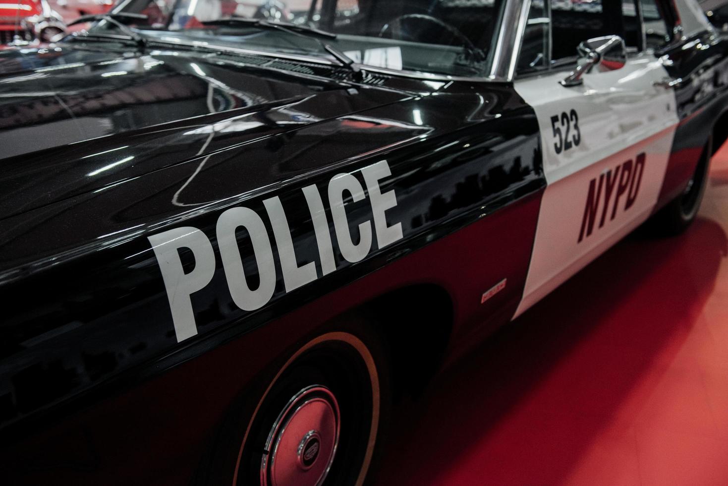 sinsheim, germania - 16 ottobre 2018 technik museum. lato sinistro. veicolo del servizio statale. macchina della polizia in bianco e nero foto