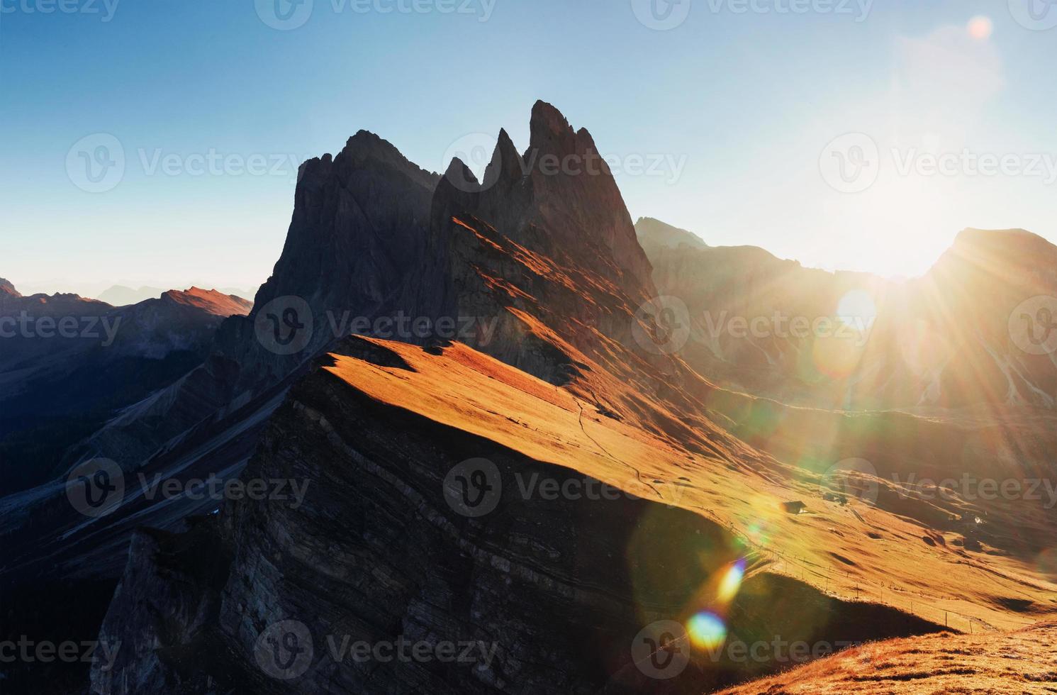 è mozzafiato essere lì. eccezionale paesaggio delle maestose montagne dolomitiche seceda di giorno foto