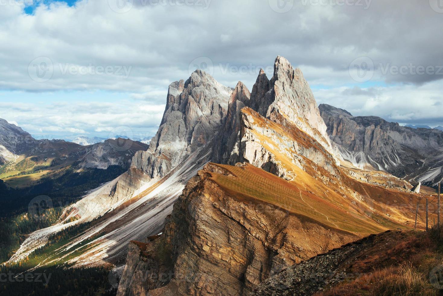 tempo nuvoloso. eccezionali colline delle montagne dolomitiche seceda di giorno foto