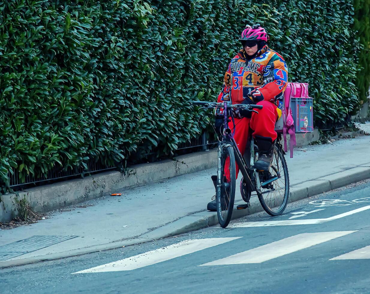 salisburgo, Austria - 01.12.2024 un' uomo su un' bicicletta consegna cibo su un' inverno giorno. foto