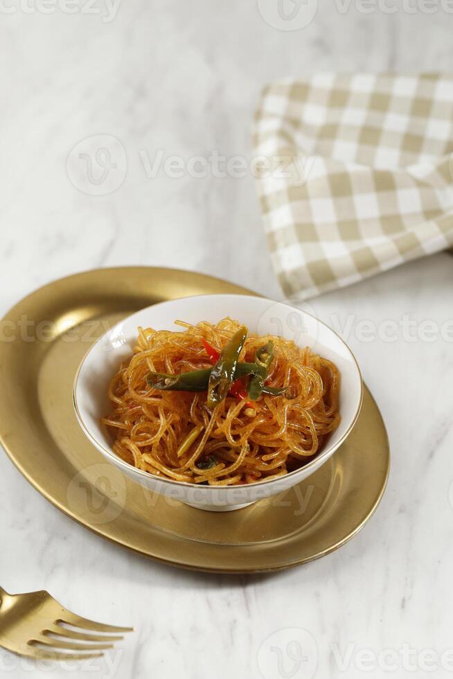 bihun goreng o fritte vermicelli spaghetto foto