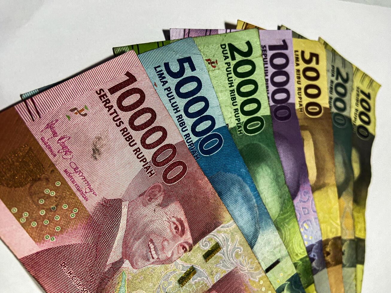 indonesiano rupia. collezione di indonesiano rupia banconote isolato su bianca sfondo foto