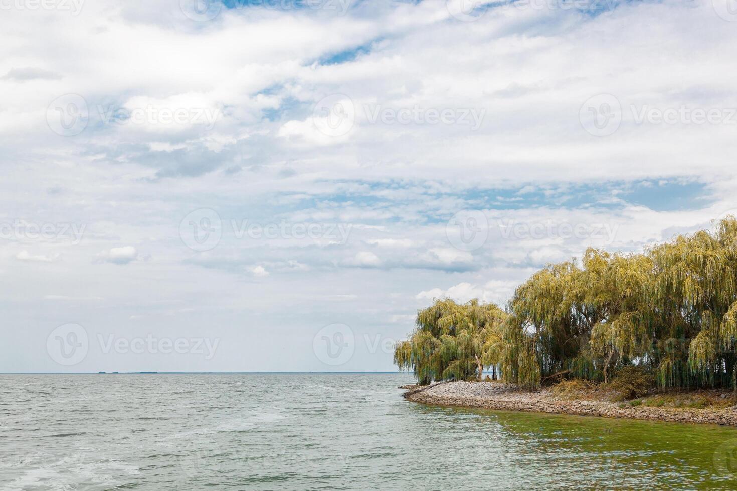 bellissimo mare Visualizza con blu cielo e nuvole foto