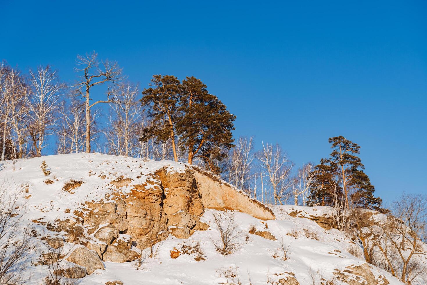 arancia roccia sotto il neve contro il blu cielo. inverno nel Russia, bashkortostan, meridionale Urali, ufa. foto