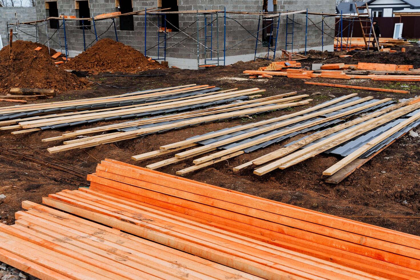 costruzione di un' nazione Casa, un' costruzione luogo su il terra, tavola materiale per il Casa, un' protettivo Rivestimento di legna a partire dal marcire. foto