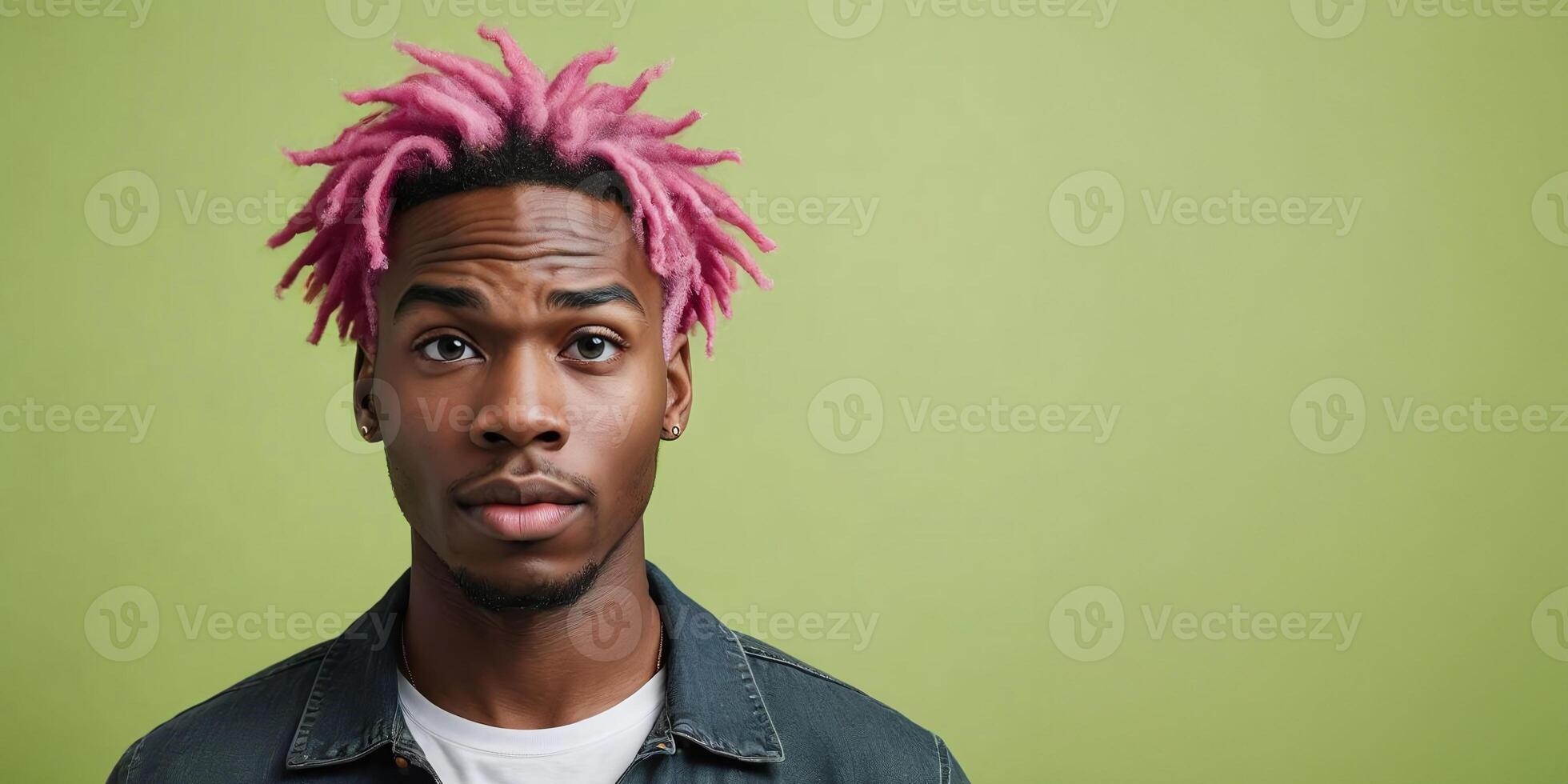 ai generato foto di un' stupito africano americano maschio modello con un' rosa capelli isolato su un' piatto sfocato lime sfondo con copia spazio bandiera modello. ai generato