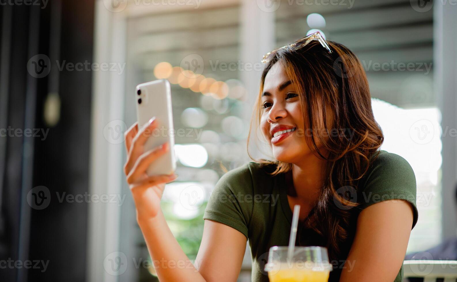 sociale media giovane donna con smartphone e in linea comunicazione foto