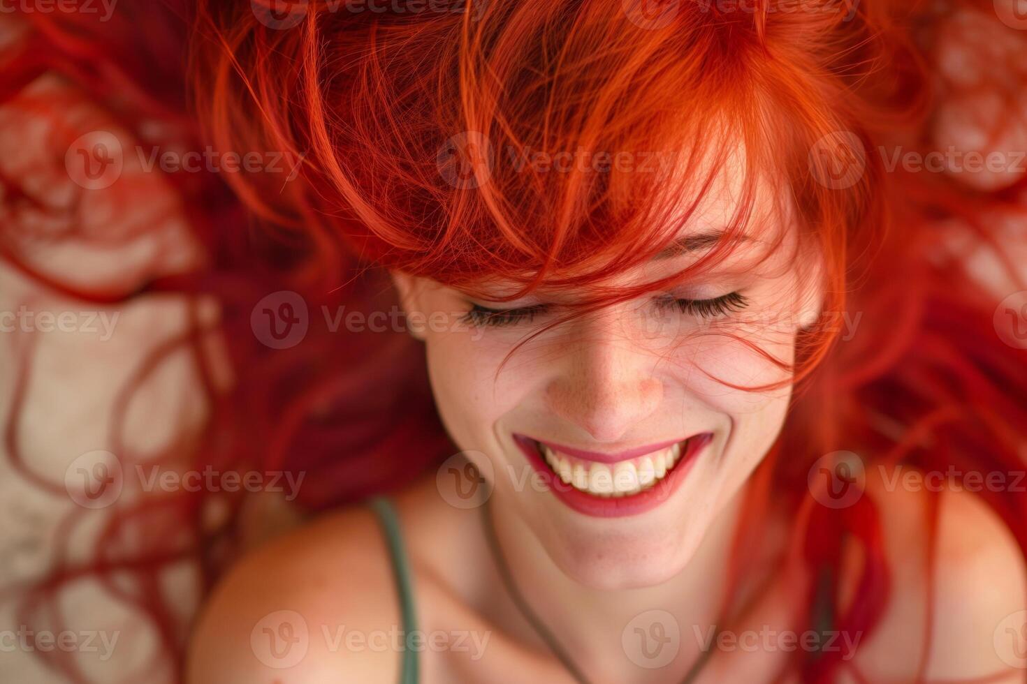 ai generato sorridente dai capelli rossi donna ridendo foto