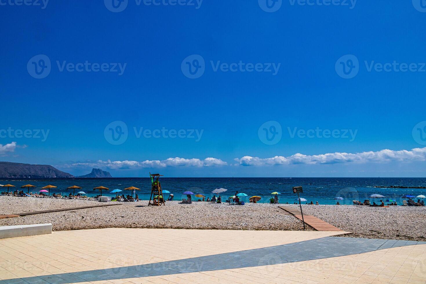 spiaggia nel il spagnolo città di altea su un' caldo soleggiato estate giorno foto