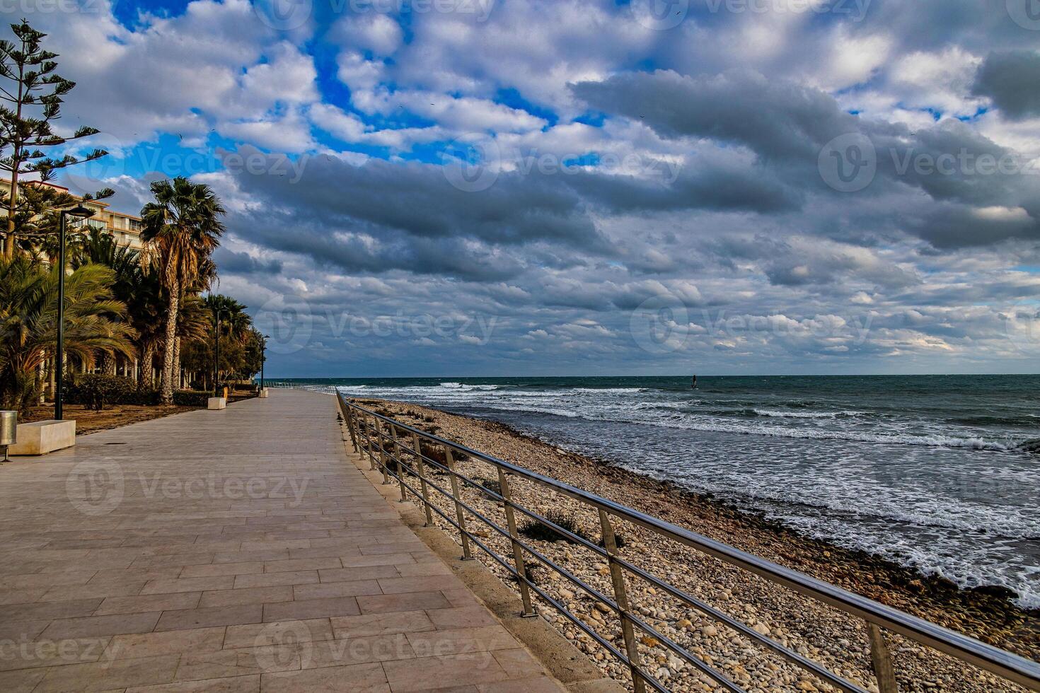 mare paesaggio nel il spagnolo città di alicante senza persone foto