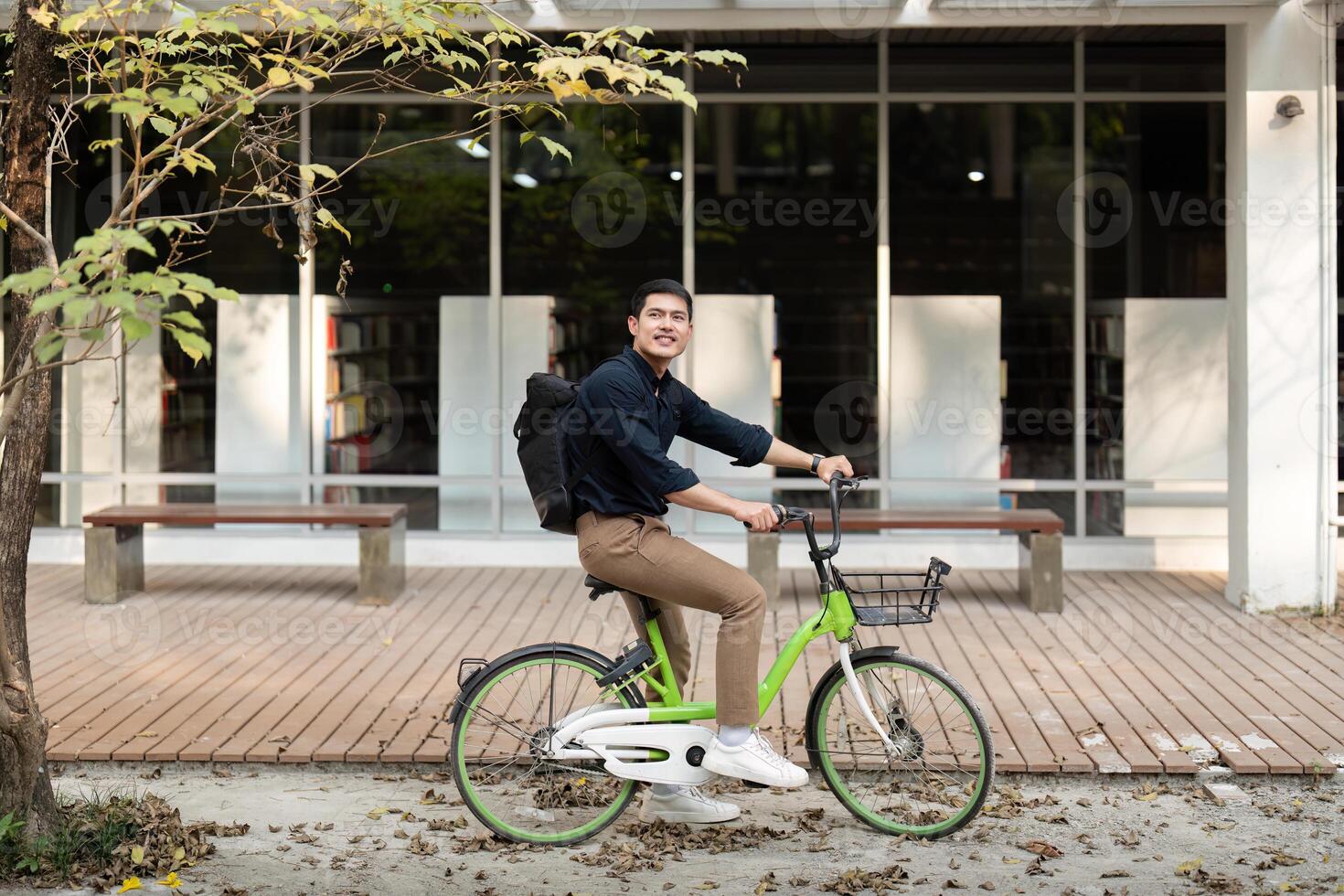 eco amichevole, contento stile di vita asiatico giovane uomo d'affari cavalcata bicicletta partire per ufficio opera a città strada con bicicletta nel mattina foto