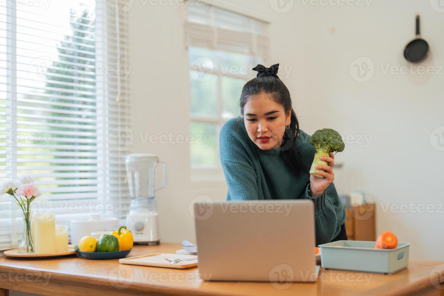 Grasso donna cucinando nel cucina. Salute cura concetto mangiare Salute cibo per perdere il peso. imparare per rendere insalate e salutare cibo a partire dal in linea foto