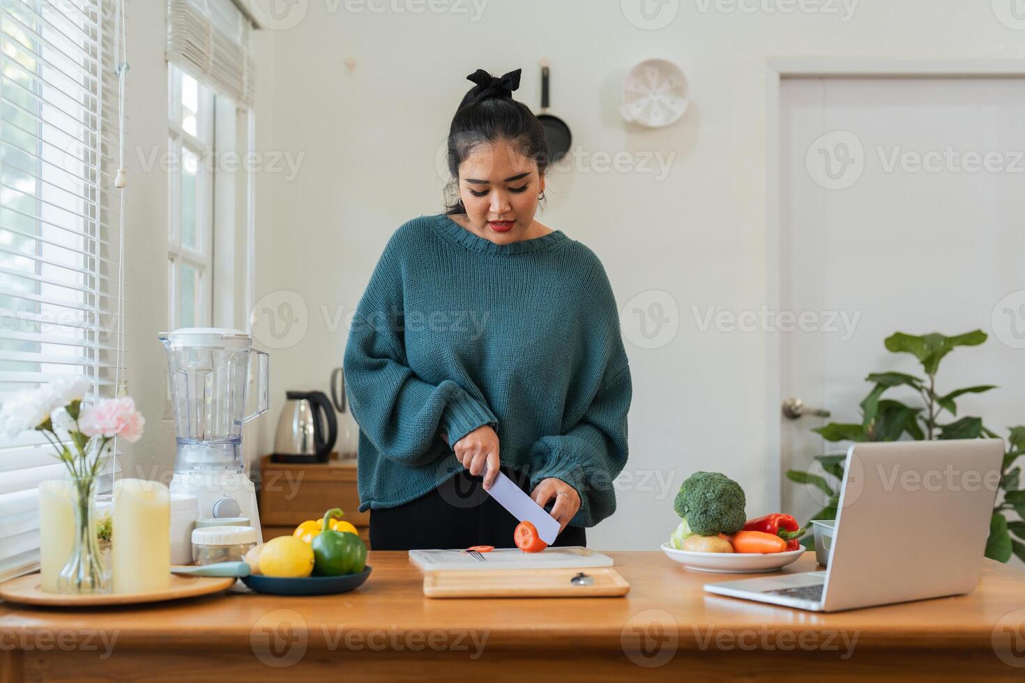 Grasso donna cucinando nel cucina e chopping fresco verdure su chopping tavola. imparare per rendere insalate e salutare cibo a partire dal in linea. Salute cura concetto mangiare salutare cibo per perdere peso foto