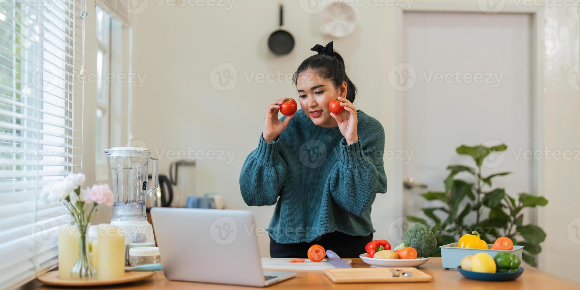 Grasso donna cucinando nel cucina. Salute cura concetto mangiare Salute cibo per perdere il peso. imparare per rendere insalate e salutare cibo a partire dal in linea foto