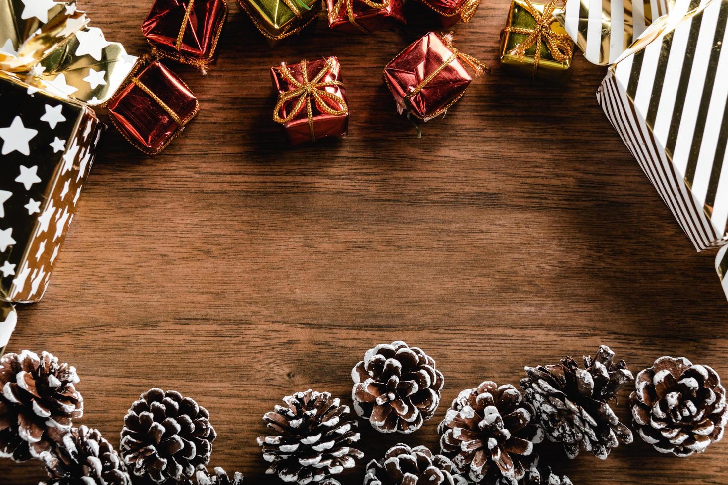 decorazioni natalizie su uno sfondo di legno e copia spazio per il tuo testo foto