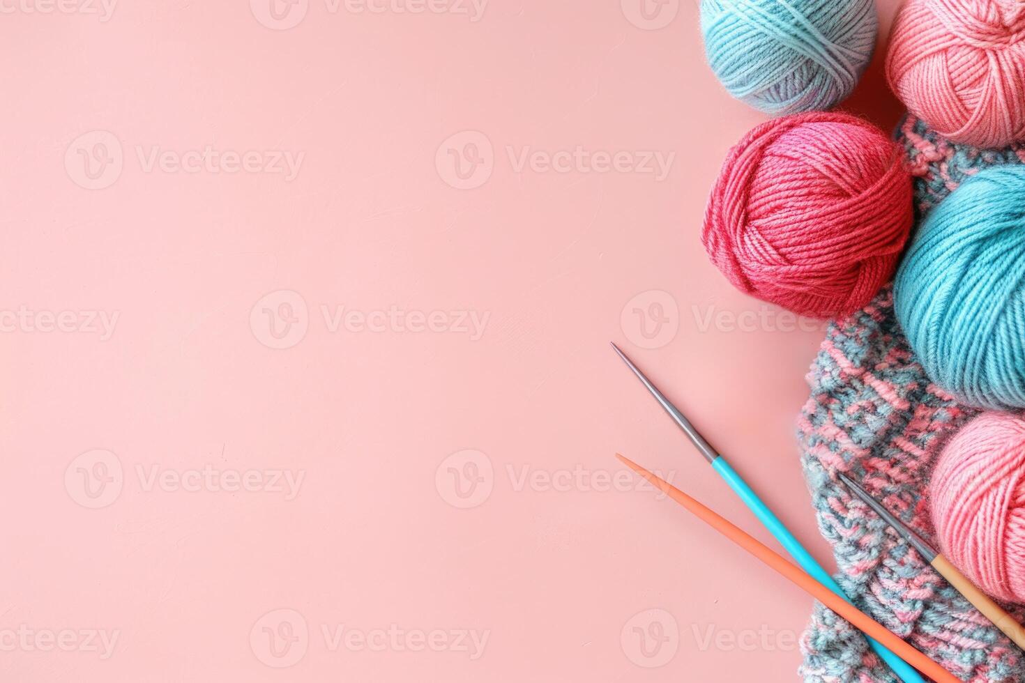 ai generato palle di di lana discussioni e maglieria aghi su un' leggero rosa sfondo con copia spazio. Accessori per maglieria e cucito foto