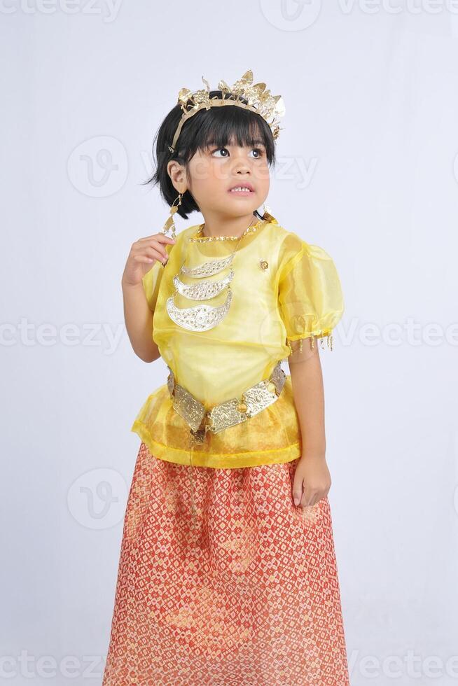 un' 10 anno vecchio indonesiano ragazza indossare tradizionale Abiti a partire dal palembang foto