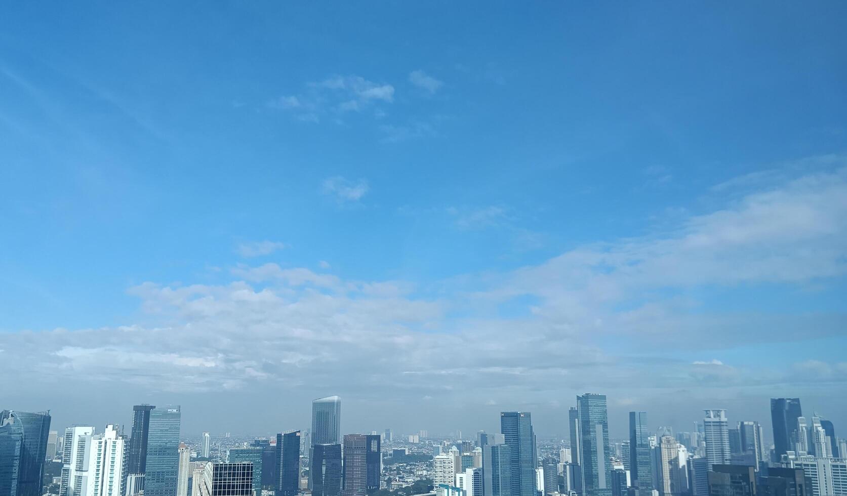 un' paesaggio di grattacieli Abbracciare una persona dell'alba leggero foto