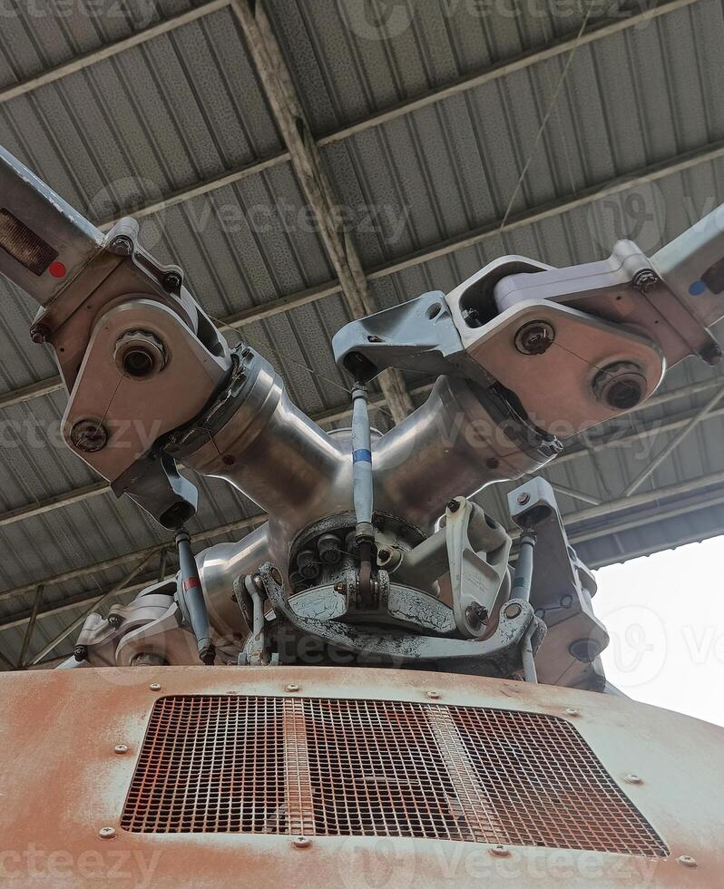 un' elicottero nel il hangar foto