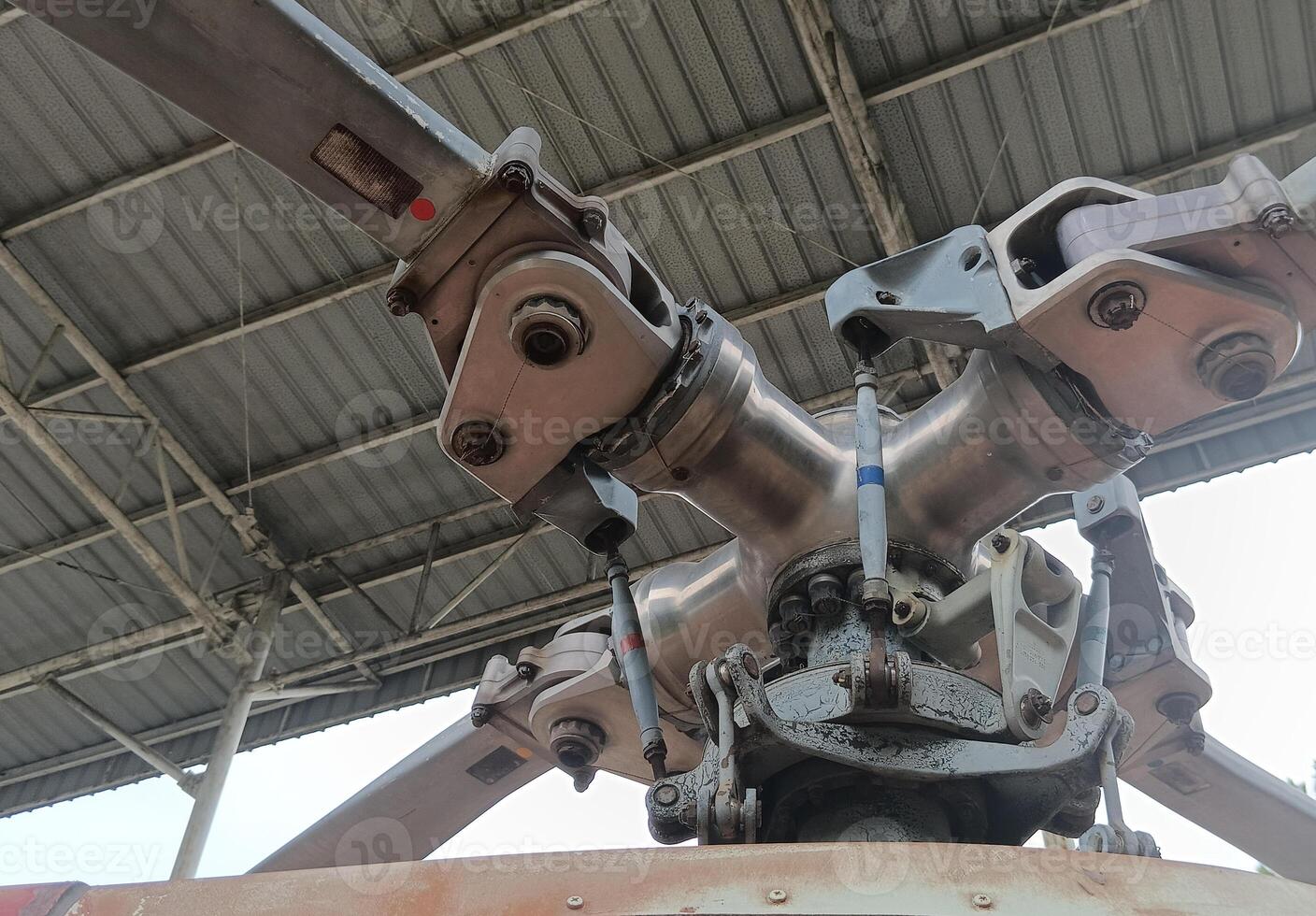 un' elicottero nel il hangar foto