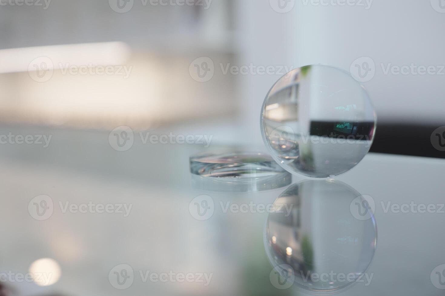 bicchieri lenti a contatto su il tavolo nel ottica, occhiali lenti a contatto foto