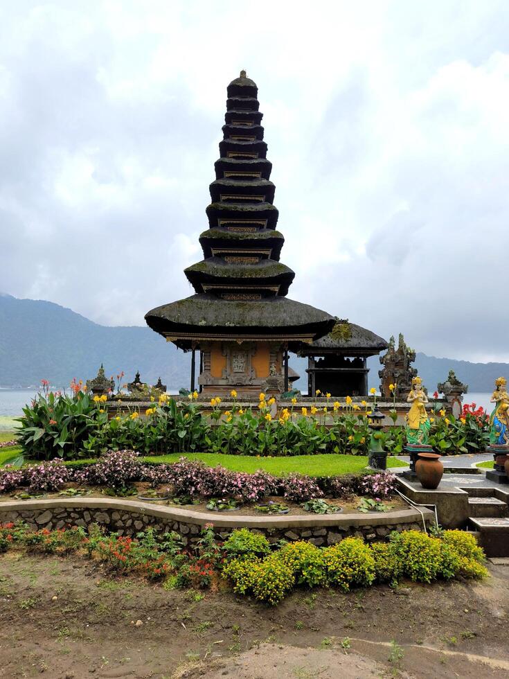 pura ulun danu bratano, famoso tempio su il lago, Bedugul, Bali, Indonesia foto