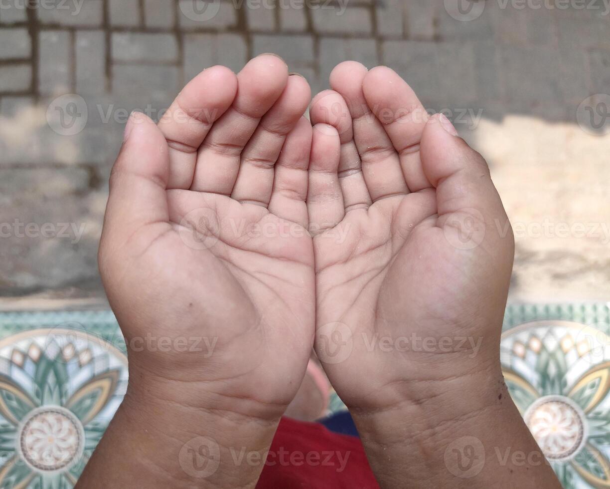 un' piccolo del bambino mani preghiere per benedizioni a partire dal Dio foto