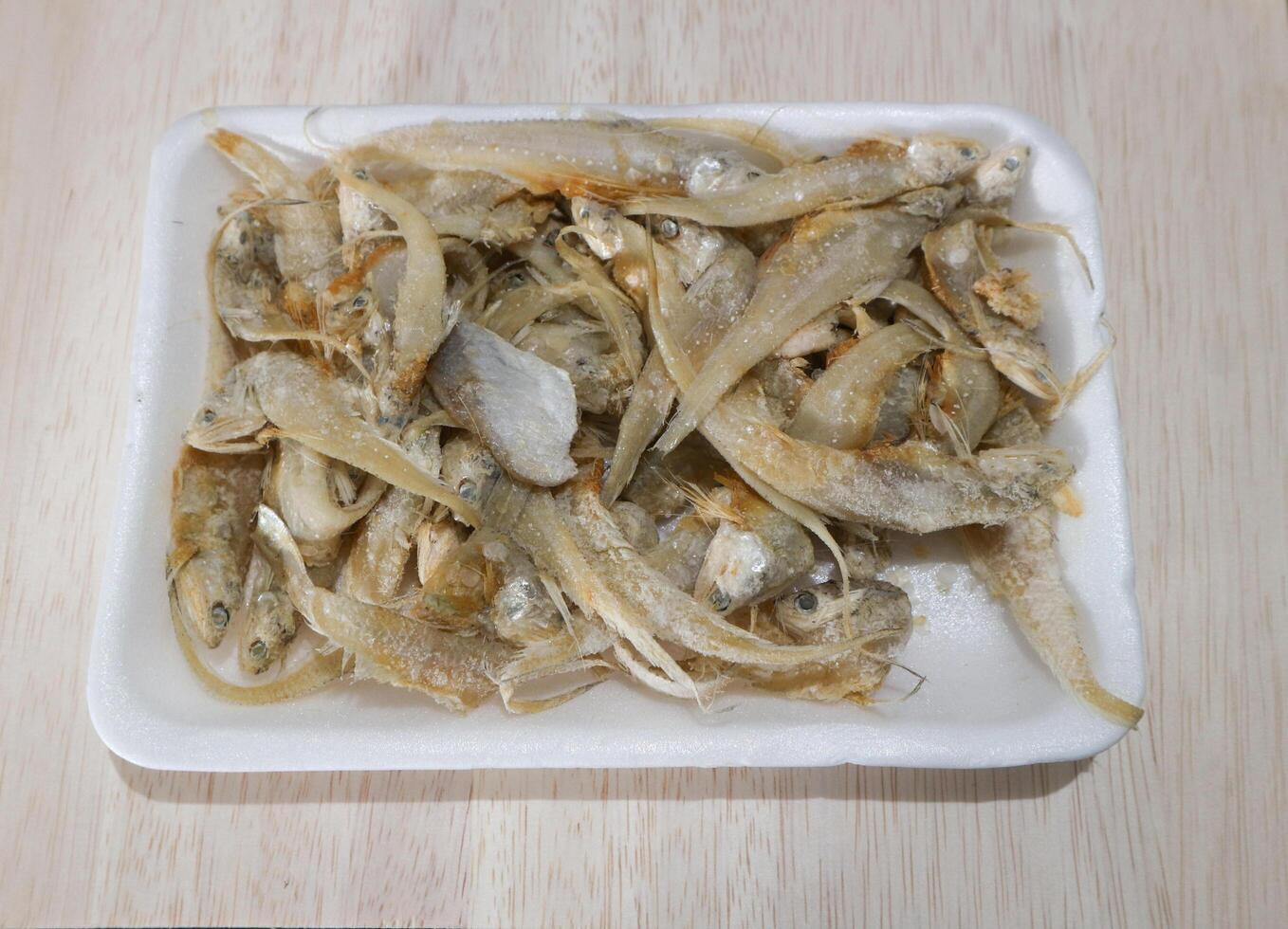 salato asciutto pesce cibo, asiatico persone piace per mangiare Questo salato pesce foto