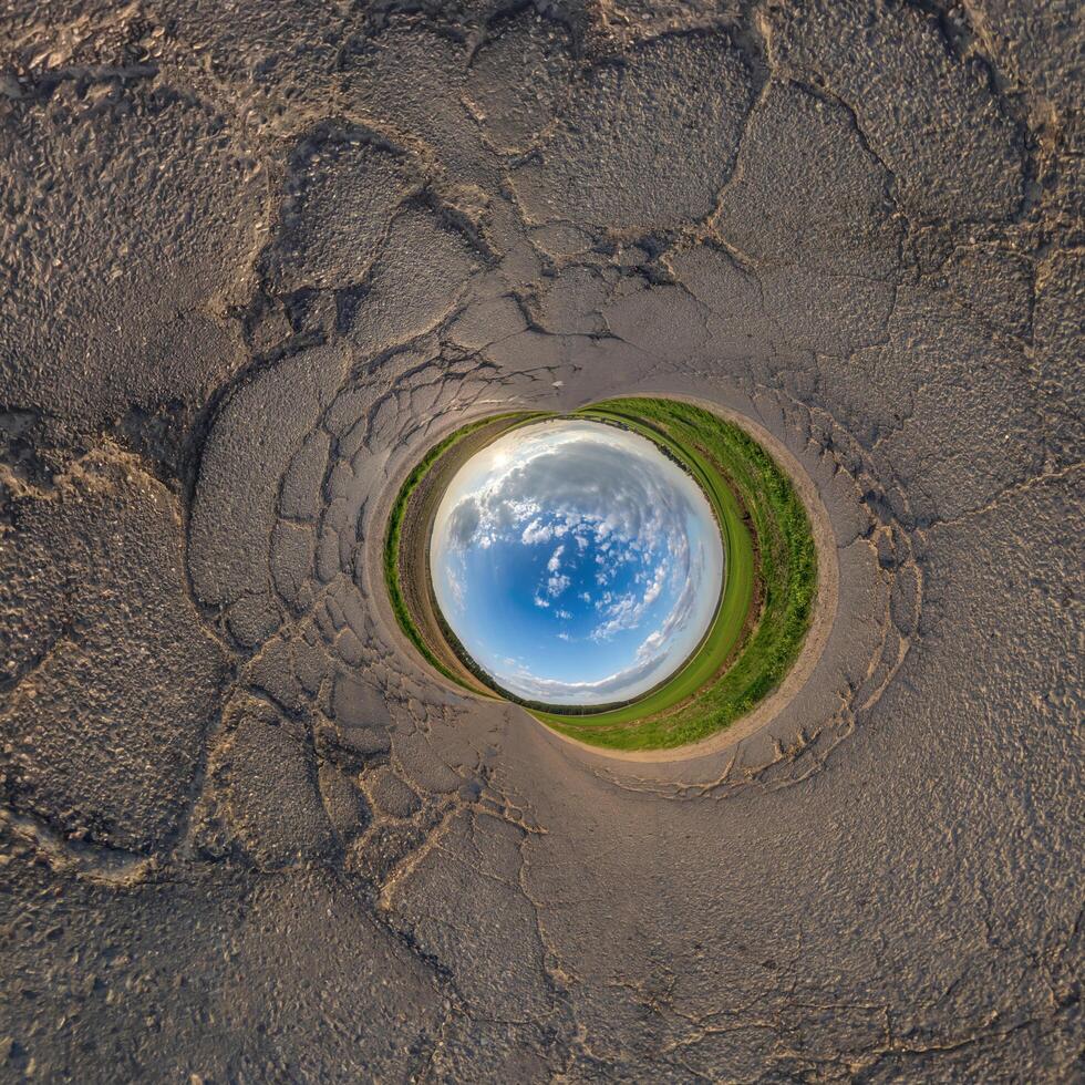 blu buco sfera poco pianeta dentro ghiaia sabbia il giro telaio sfondo foto