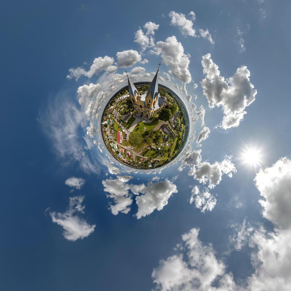 poco pianeta trasformazione di sferico panorama 360 gradi prospiciente Chiesa nel centro di globo nel blu cielo. sferico astratto aereo Visualizza con curvatura di spazio. foto