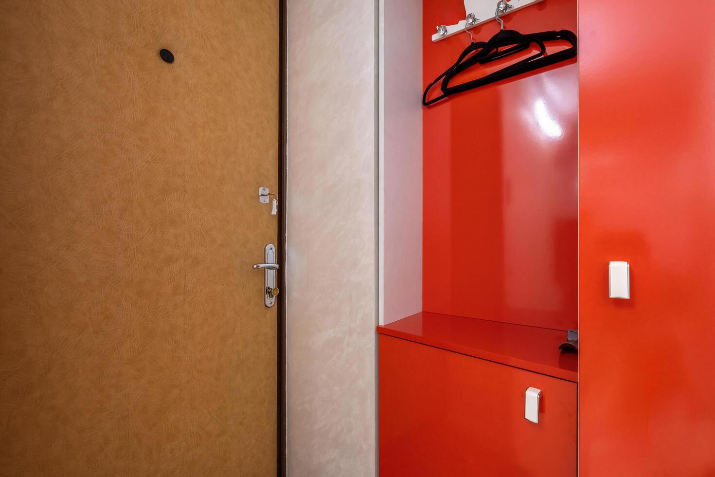 camera, sala o corridoio con rosso mobilia foto