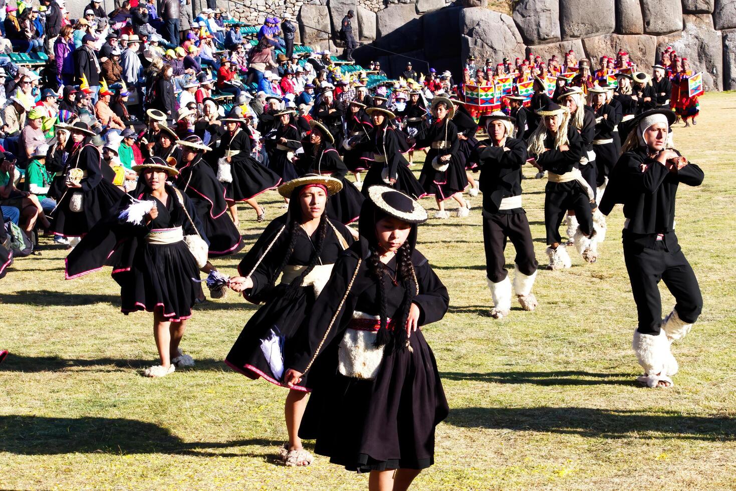 cusco, Perù, 2015 - uomini e donne nel tradizionale costume inti raymi Festival Sud America foto