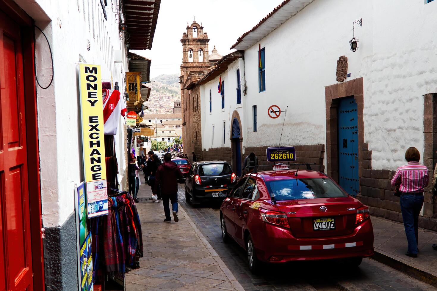 cusco, Perù, 2015 - stretto strada Sud America con macchine e pedoni foto
