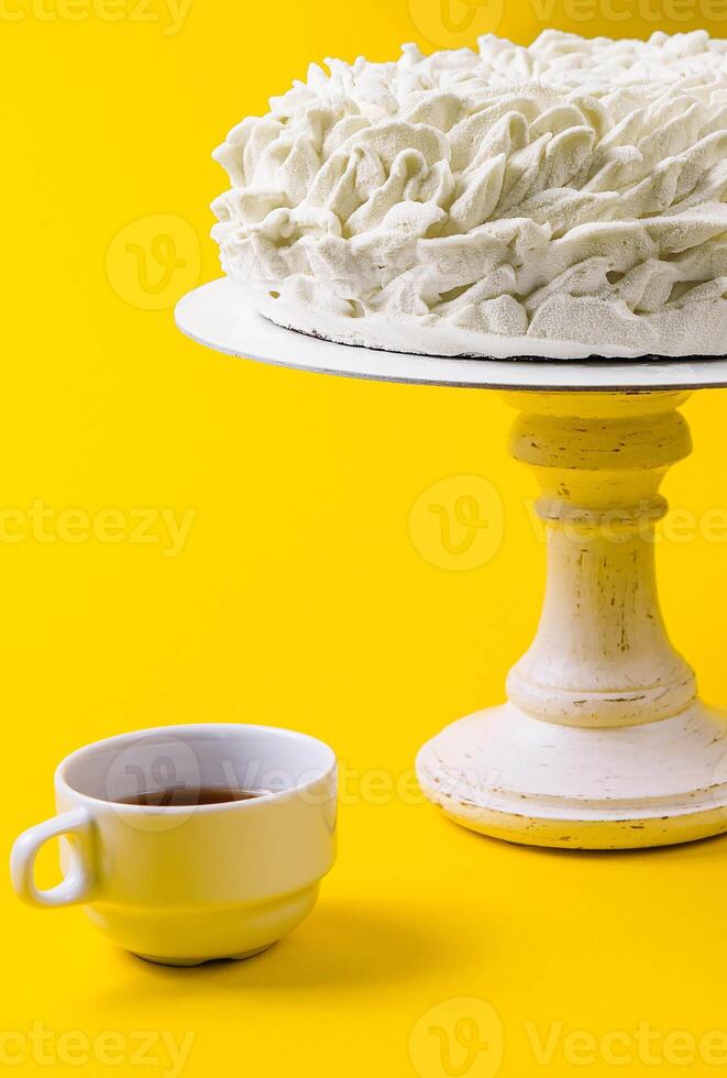 caffè mousse torta con caffè tazza su giallo sfondo foto