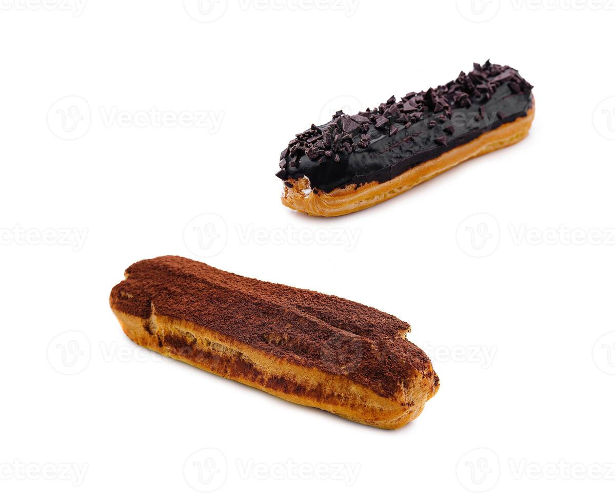 eclairs con cioccolato crema su bianca foto