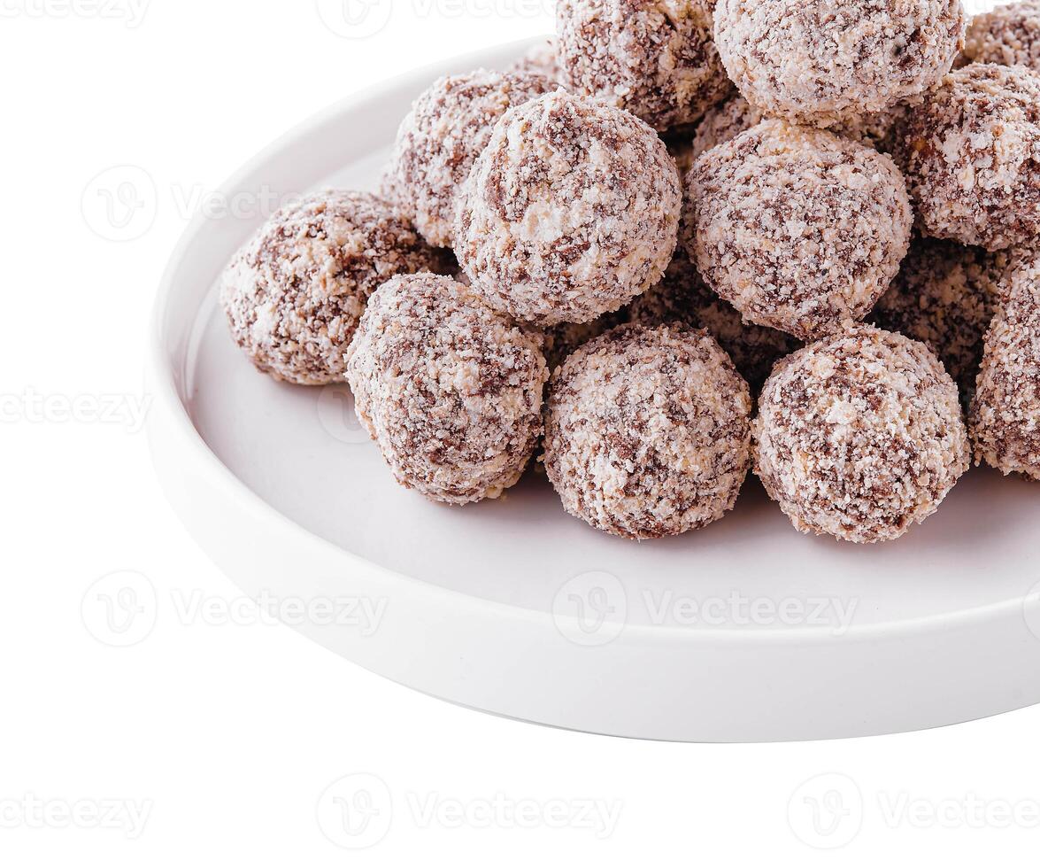 cioccolato tartufi triangolo su bianca piatto foto