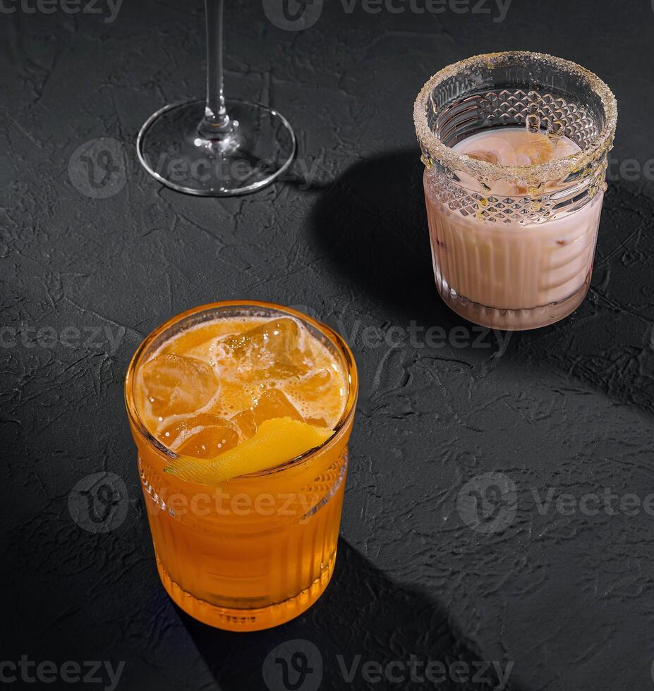 bicchieri di freddo infusa acqua con fresco arancia e ghiacciato caffè foto