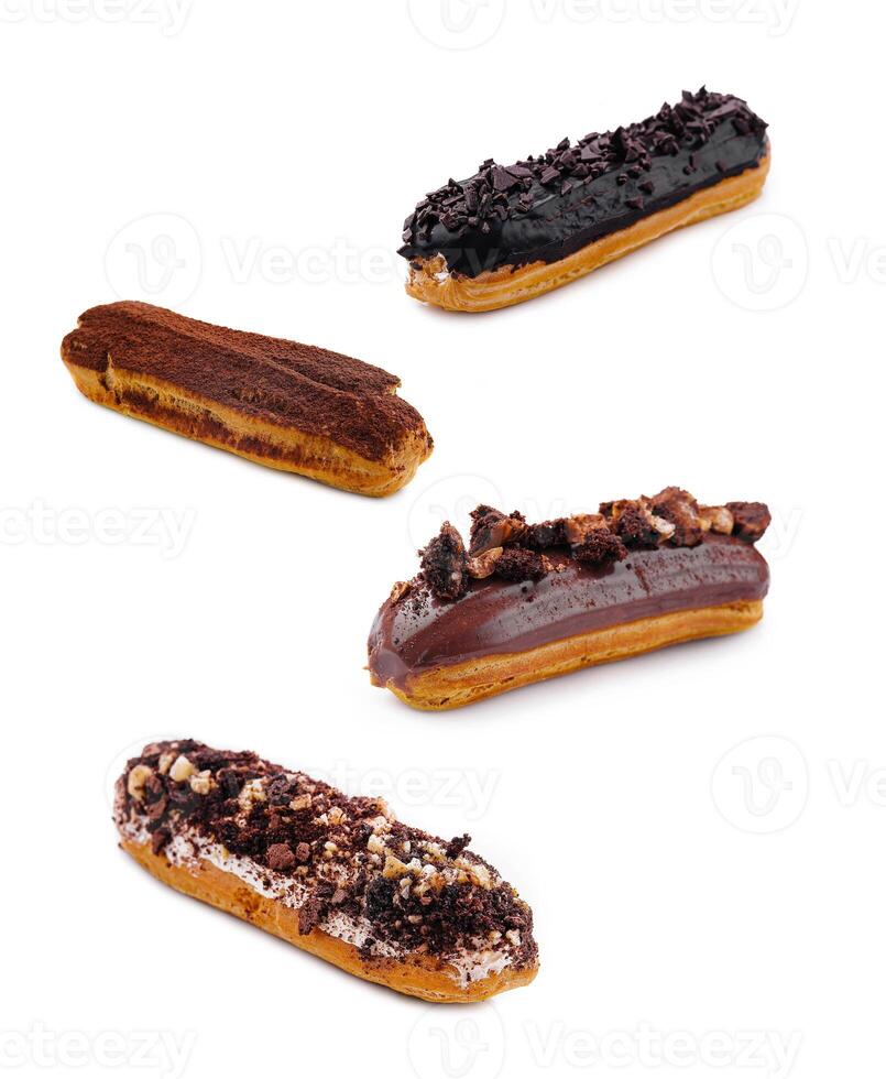 eclairs con cioccolato crema e Nocciole su bianca sfondo foto