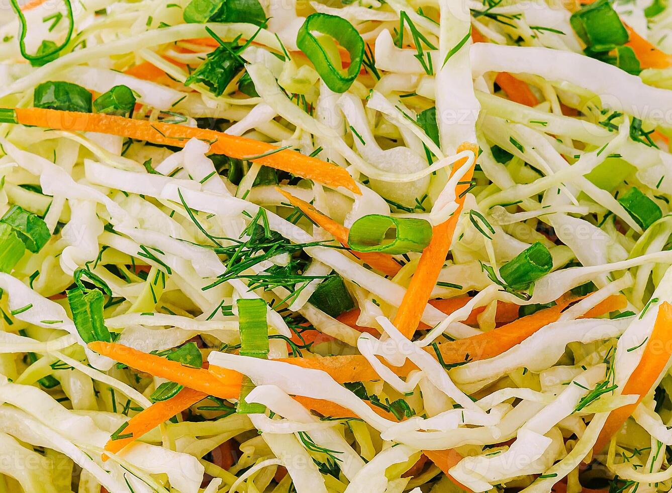 insalata di cavolo insalata con bianca cavolo e carote foto