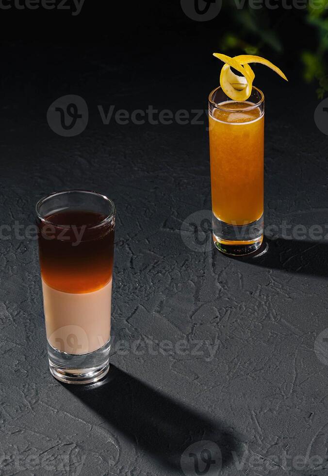 Due diverso scatti con alcolizzato cocktail su buio pietra foto
