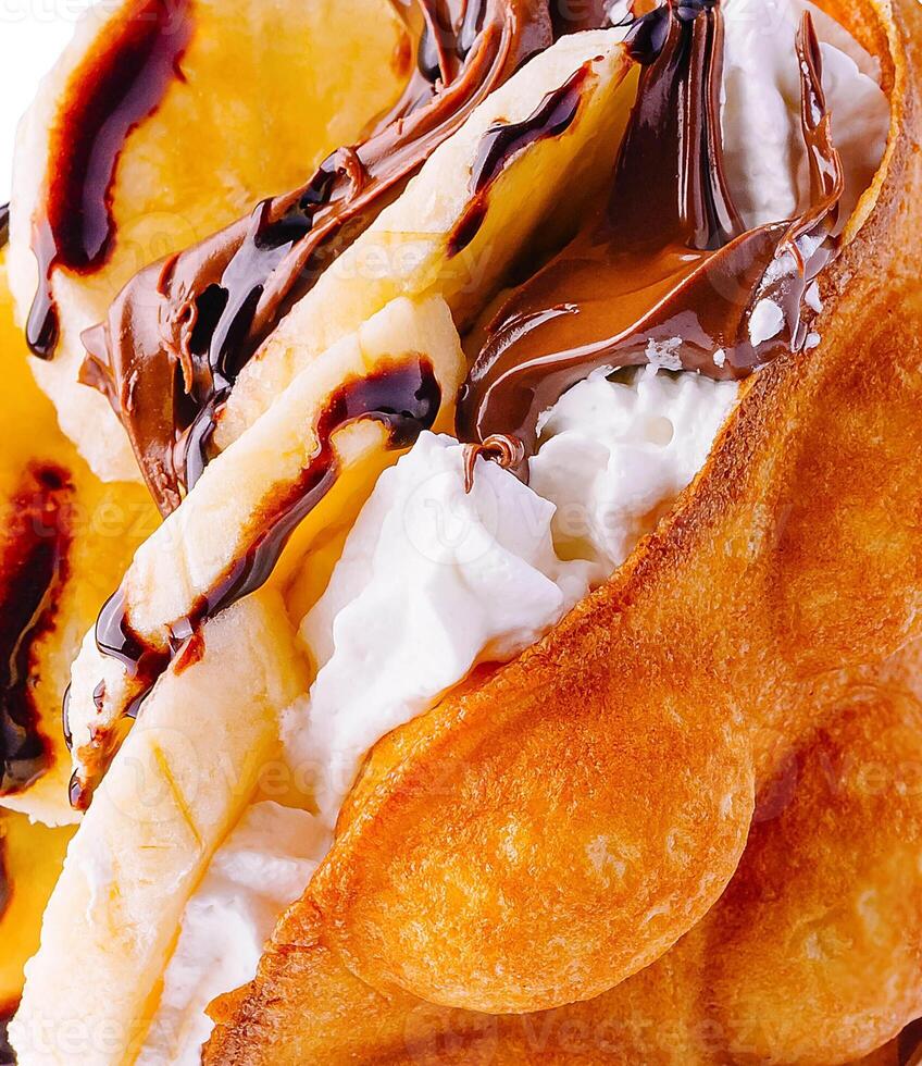 hong kong o bolla cialda con frustato crema, cioccolato e banane vicino su foto